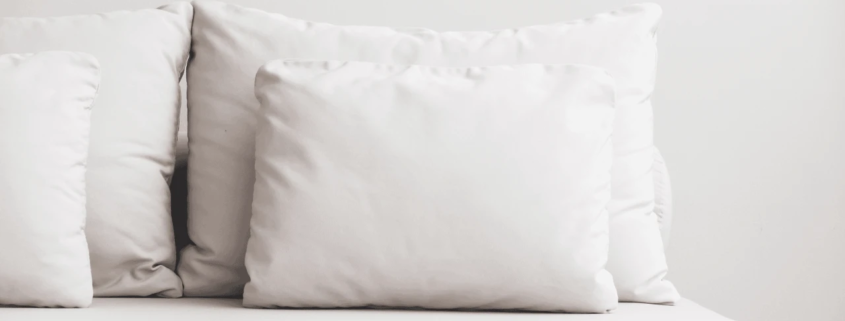 Almohada blanca para dormir de lado en un cabecero de cama