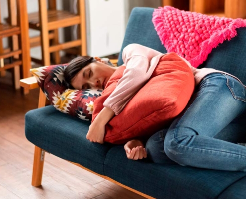 mujer echandose la siesta en el sofa
