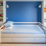 el canape abatible lateral puede dar espacio a tu habitacion juvenil pequena
